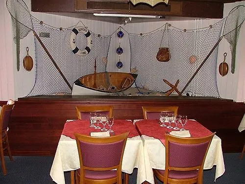 Logis Les Dineux Village Trémeur 3*,